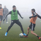 Antoñito intenta llevarse el balón, ayer, ante la presencia de Guardiola en una jornada de intensa niebla.-REAL VALLADOLID