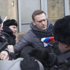 El opositor Alekséi Navalny, en el momento de ser detenido por policías, en Moscú-AP / EVGENY FELDMAN