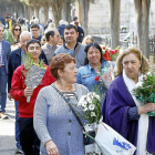 Multitud de personas acceden al Cementerio del Carmen en el Día de los Santos.-J.M. LOSTAU