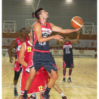 El escolta vallisoletano Antonio Izquierdo finaliza una canasta a aro pasado ayer en La Vega ante el CBLa Flecha.-PABLO REQUEJO