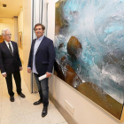Francisco Javier de la Plaza y Gonzalo Prieto Cordero charlan junto a la obra del segundo.-J. M. LOSTAU