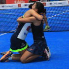 Ana Caterina Nogueira y Delfi Brea se abrazan ayer en la pista tras su laborioso y sufrido triunfo ante Cata Tenorio y Bea González-WPT