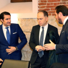 El alcalde de Valladolid, Óscar Puente (D), el consejero de Fomento, Juan Carlos Suárez-Quiñones (I), y el presidente del Administrador de Infraestructuras Ferroviarias (Adif), Juan Bravo (C)-ICAL