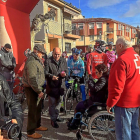 El alcalde de la localidad acompaña a varios ciclistas antes de la carrera.-E.M.