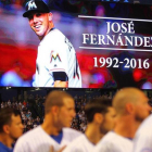 Minuto de silencio para José Fernández durante el partido entre los Marlins y los Cubs.-