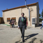 El consejero de Fomento y Medio Ambiente, Juan Carlos Suárez-Quiñones, visita la vivienda rehabilitada del Programa Rehabitare en Carneros (León).-ICAL