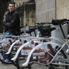 Luis Méndez, estudiante de la USAL, en uno de los puntos de préstamo del servicio público de bicicletas de Salamanca.-ENRIQUE CARRASCAL