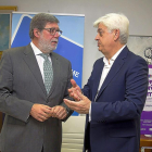Santiago Aparicio y José María Esbec durante la reunión de la Junta Directiva de Cecale.-ICAL