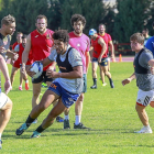 Pablo Ecuaga avanza con  el oval, ayer, en Pepe Rojo.-J. M. LOSTAU