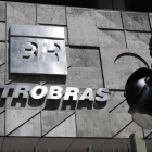 Un policía, ante la sede de Petrobras en Río de Janeiro, el pasado 4 de marzo.-REUTERS / SERGIO MORAES