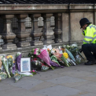Recuerdo a las víctimas del atentado de Londres en el puente de Westminster, el 23 de marzo, un día después de la tragedia.-JOEL FORD