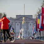 Bandera de la OTAN y de los países miembros de la Alianza ondean en Londres, este lunes.-MICHAEL KAPPELER (DPA)
