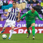 Míchel conduce el balón ante Merino en el partido frente a la Real Sociedad.-J. M. LOSTAU