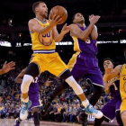 El jugador de los Warriors Stephen Curry anotando en una acción del duelo ante los Lakers.-AFP / THEARON W HENDERSON