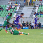 Alfaro evita la entrada de un jugador rival.-Photo-Deporte