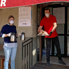 Héctor Tomás (d) y su mujer Sandra Hernández (i) a las puertas del  establecimiento donde dejan bocadillos, café caliente e infusiones a los camioneros que hacen parada en su ruta .  /L.P.
