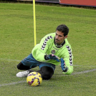 Dani bloca un balón durante el entrenamiento del miércoles-C. Minguela