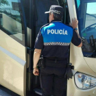 Un agente se dispone a hacer el seguimiento a un vehículo de transporte escolar.- POLICÍA MUNICIPAL