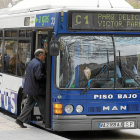Autobus urbano de Auvasa en una parada en el centro de la ciudad-PABLO REQUEJO