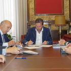 Óscar Puente (centro) y Antonio Gasto (derecha) ayer en la firma de los créditos.-ICAL