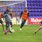 Óscar controla el balón durante un entrenamiento de la semana pasada en el estadio Zorrilla.-MIGUEL ÁNGEL SANTOS