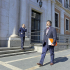 Manuel Mitadiel a las puertas de la Fiscalía, momentos antes de presentar la denuncia.-ICAL