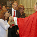 Sáenz de Santamaria besa la reliquia de San Antolín.-Julio Villarubia