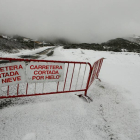 La carretera de acceso al alto de El Morredero en Ponferrada, cortada por la nieve y el hielo-Ical