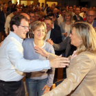 Alfonso Fernández Mañueco, Isabel García Tejerina y Pilar del Olmo se saludan durante el acto.-ICAL