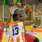 Aboubacar se dispone a lanzar ante la defensa de Uchendu, ayer, en el Palacio de los Deportes.-PHOTO-DEPORTE
