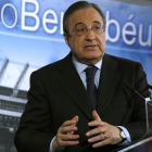 Florentino Pérez en una rueda de prensa en el Estadio Santiago Bernabéu-DAVID CASTRO