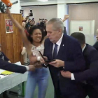 Momento en el que la activista de Femen se encara con el presidente de chequia, Milos Zeman.-/ AP / HYENA BERAN