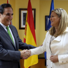 La consejera de Economía y Hacienda, Pilar del Olmo, y el presidente de Iberaval, José Rolando Álvarez, firman un acuerdo para la puesta en marcha de un nuevo programa de apoyo financiero.-ICAL