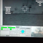 La pantalla muestra al barco ruso Don intentado para a una lancha ucraniana.-EL PERIÓDICO