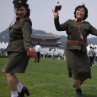Desertoras de Corea del Norte bailan con uniformes militares de su país de origen en una exposición por la unificación de las dos Coreas, en Seúl, este viernes.-Foto:  AFP / ED JONES