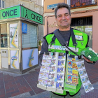 El vendedor de la localidad vallisoletana de Pollos, Vicente Macías, junto a su puesto de la ONCE.-J. M. LOSTAU