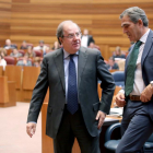 El presidente de la Junta, Juan Vicente Herrera, y el portavoz del Grupo Parlamentario Popular, Juan José Sanz, durante el pleno de las Cortes de Castilla y León-ICAL
