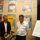 El concejal de Cultura del Ayuntamiento de Ponferrada, Santiago Macias (I), junto al coleccionista Miguel Rodríguez Ufano (D), presentan la exposición de maillots de ciclismo históricos del Museo del Maillot en el Museo del Bierzo de Ponferrada (León)-Ical