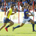 El debutante Tomás Carrió corre hacia la línea de marca rival.-J.M. LOSTAU