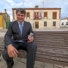 El alcalde de Santibáñez de Valcorba, Manuel Fernández González, con su smartphone en uno de los puntos donde instalarán el punto wifi gratuito.-PABLO REQUEJO (PHOTOGENIC)