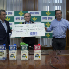 Caja Rural de Zamora entrega al Banco de Alimentos de Zamora el cheque con los kilos conseguidos en la Bicicleta Solidaria de la Caja y Seguros RGA, José luis calvo director de GAZA, Tómas Vega tesorero del banco de alimentos y Narciso Prieto-Ical