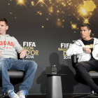 El delantero argentino del FC Barcelona, Lionel Messi (izda), y el protugués del Real Madrid, Cristiano Ronaldo, nominados al Balón de Oro, ofrecen una rueda de prensa antes de la gala de la FIFA que se celebra hoy en Zúrich, Suiza.-Foto: EFE