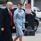 Donald Trump y su esposa, Melania, llegan al Capitolio, minutos antes de celebrarse la toma de posesión como Presidente de los EEUU.-AP / ALEX BRANDON
