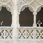 Dos turistas fotografían el claustro del Colegio de San Gregorio, sede del Museo Nacional de Escultura-J.M.Lostau