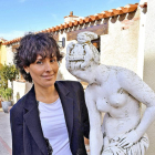 La investigadora y empresaria María José Celemín, junto a la estatua de la diosa griega Afrodita, que se encuentra en el patio de una de sus casas rurales de Castronuño (Valladolid). ArgiComunicación-ARGICOMUNICACIÓN