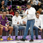 Porfi Fisac se dirige a sus jugadores de banquillo durante un partido de esta temporada-P. REQUEJO