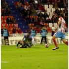 Moyano cae dentro del área tras ser derribado por José Juan en un claro penalti que el árbitro no señaló.-PHOTO-DEPORTE