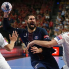Karabatic intenta avanzar entre Dibirov y Borozan, del Vardar, en la final de este domingo en Colonia.-INA FASSBENDER
