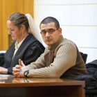 César F. M., junto a su abogada, en la primera sesión del juicio con jurado celebrado ayer en la Audiencia de Valladolid por el  ‘crimen de Parquesol’.-P. REQUEJO