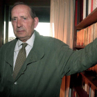 El escritor Miguel Delibes en su domicilio de Valladolid en una imagen de archivo.-DAVID ARRANZ/ ICAL